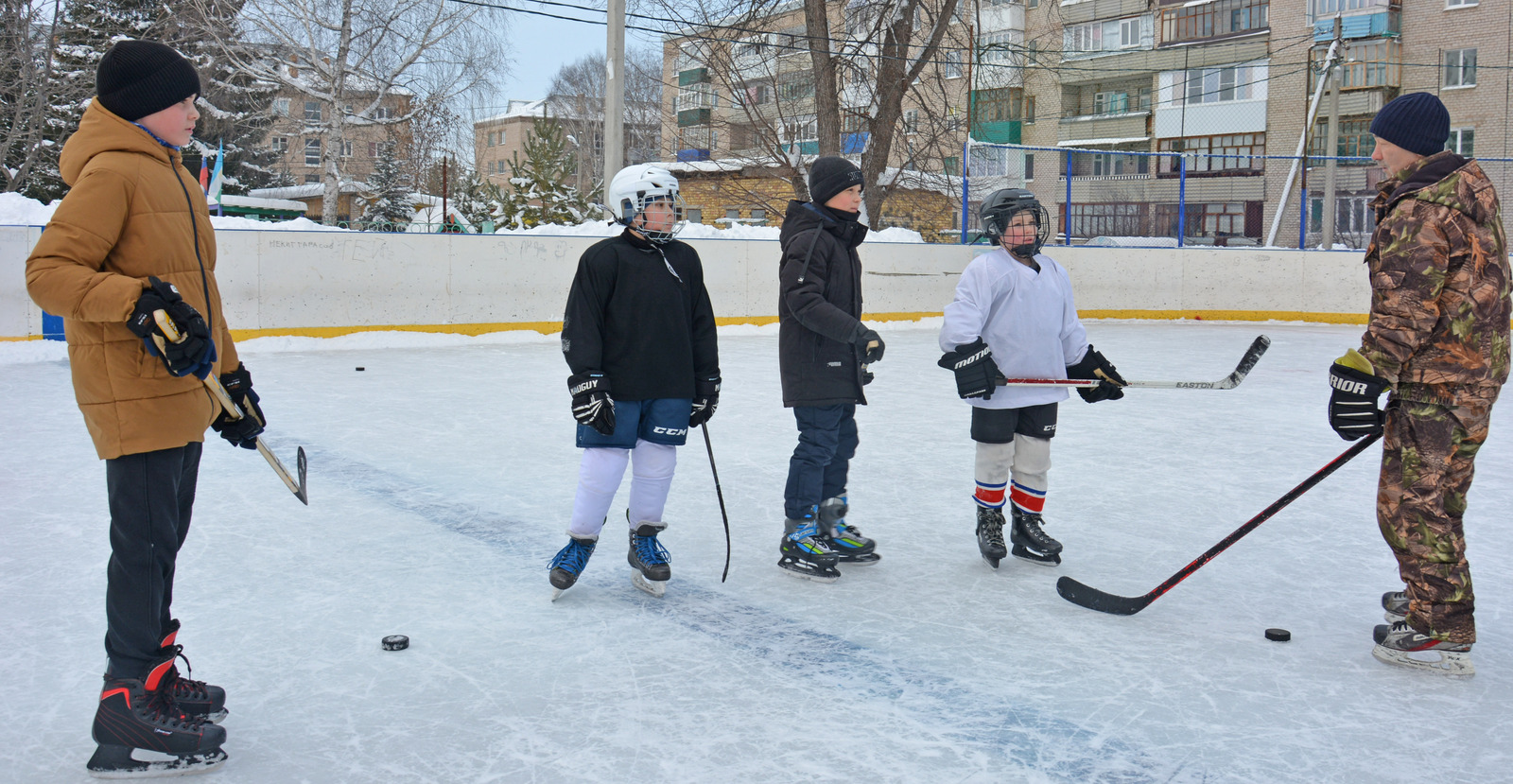 Яшь хоккейчылар остазы