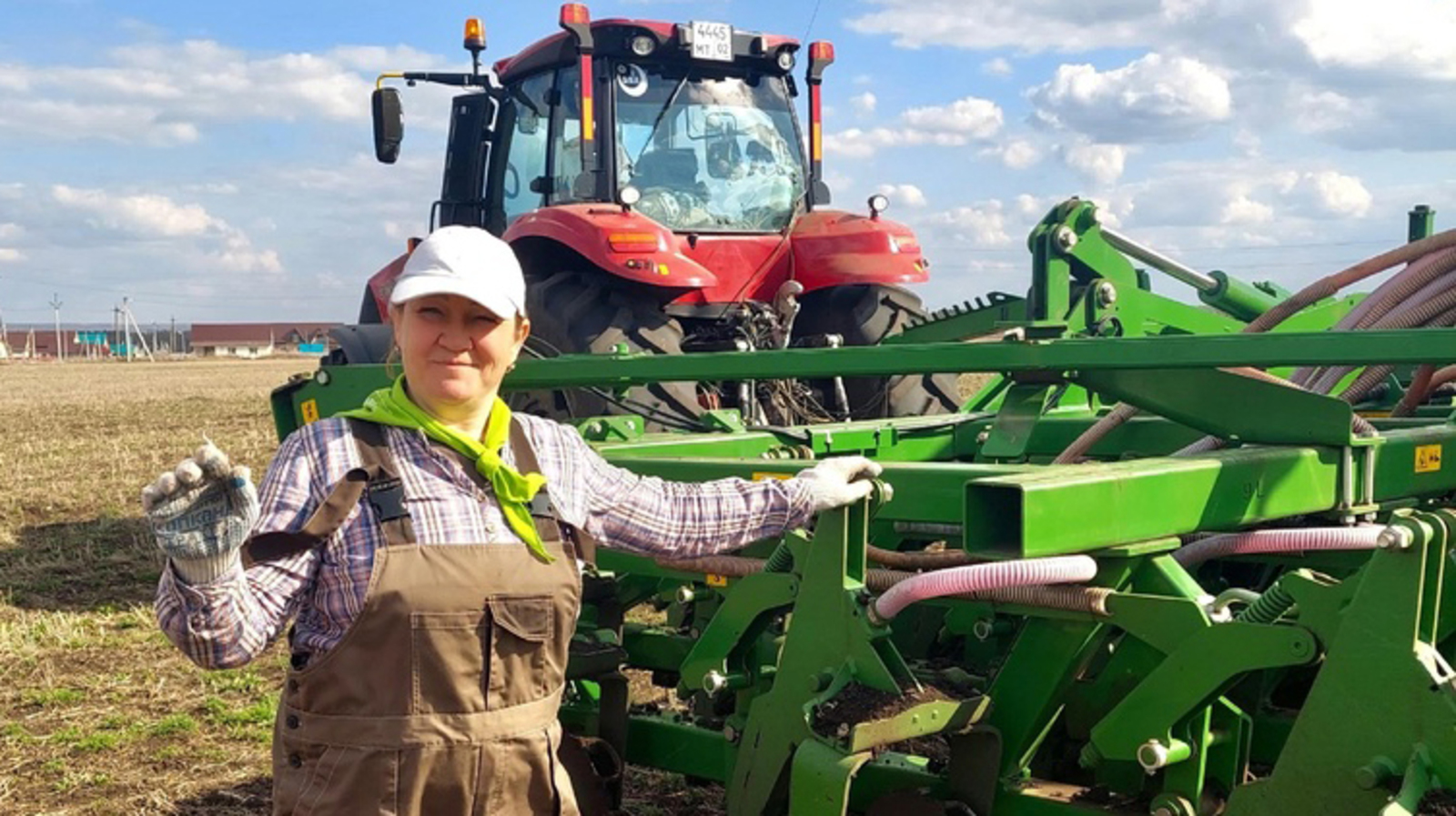 Басуларда тракторчы хатын-кыз хезмәт куя