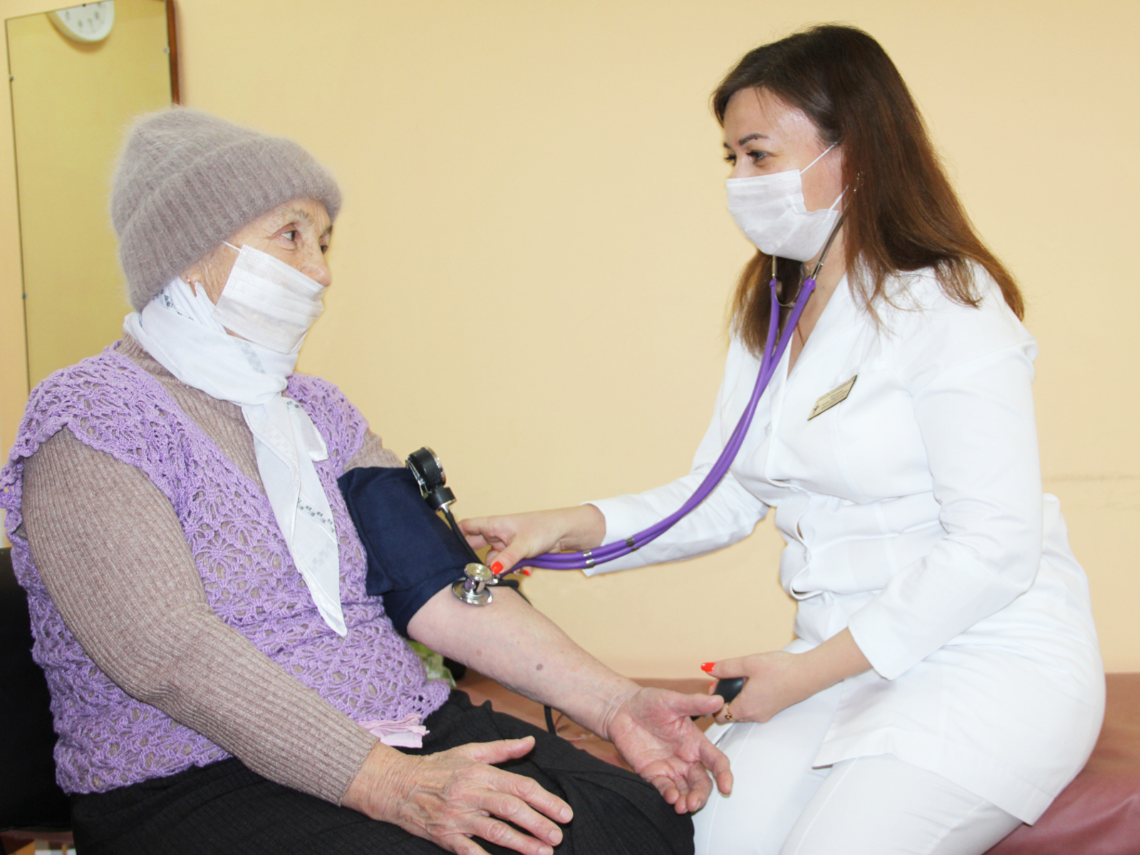 Кардиолог Алия Ибраева пациентның сәламәтлеген тикшерә