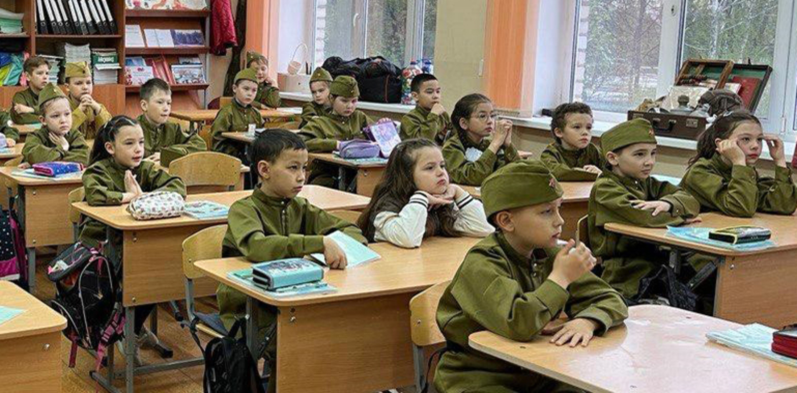 Укучылар дәресләргә хәрби форма кия